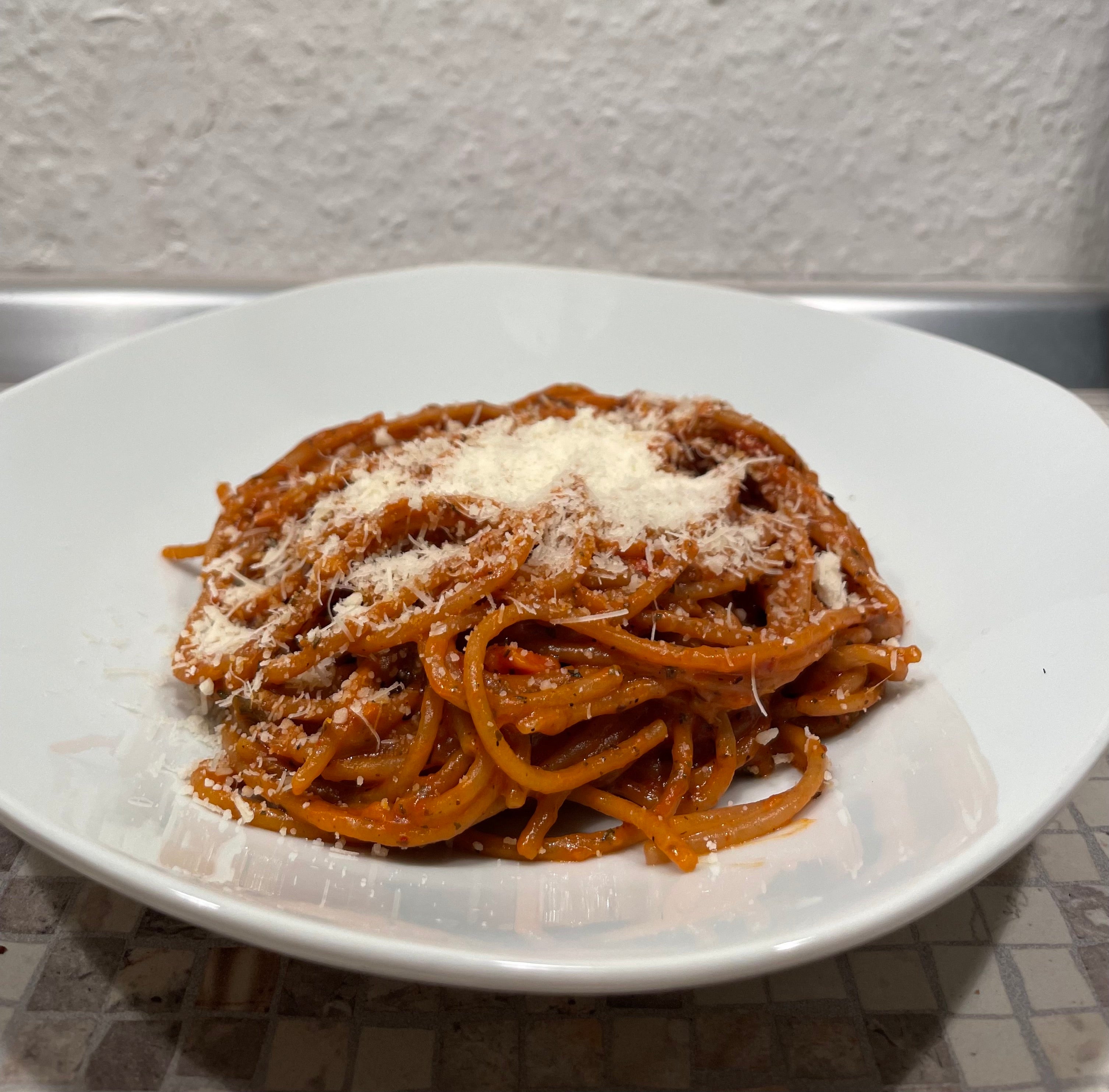 One-Pan-Pasta mit würzig-cremiger Tomatensauce