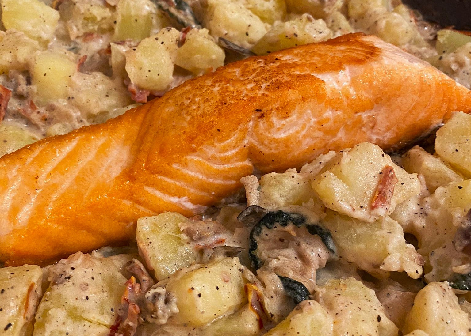 Kartoffeln in cremiger Ortolana-Sahne-Sauce mit gebratenem Lachs