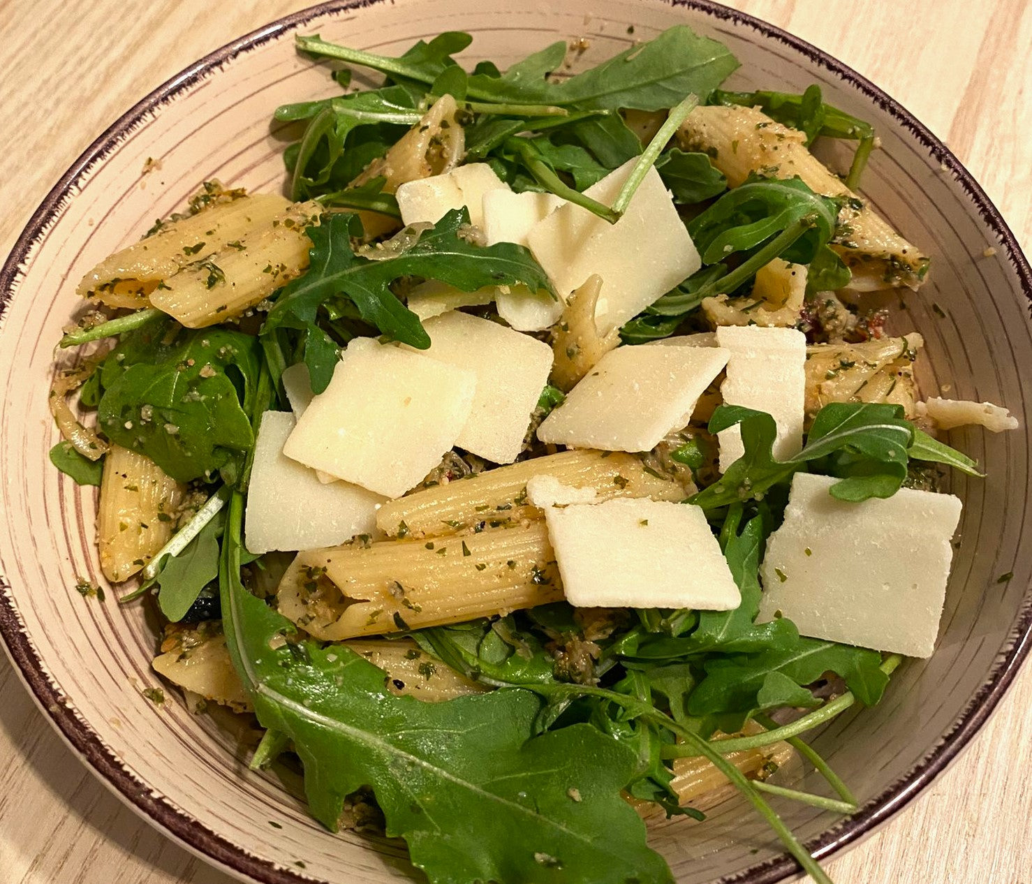 Italienische Köstlichkeit: Nudelsalat à la Puttanesca mit Rucola und Parmesan